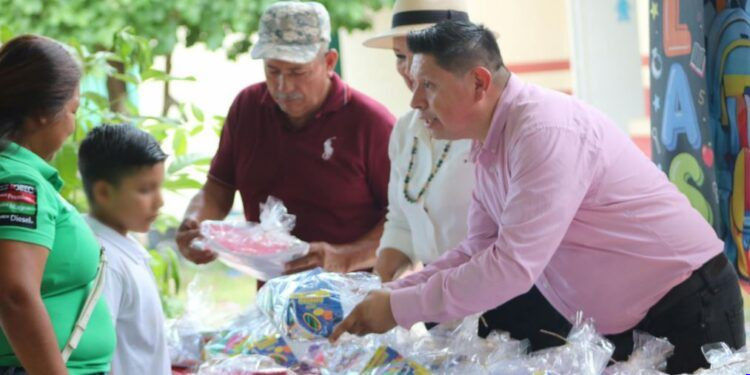 Jaime Cabrera regresa a su comunidad natal para llevar apoyos sociales y educativos