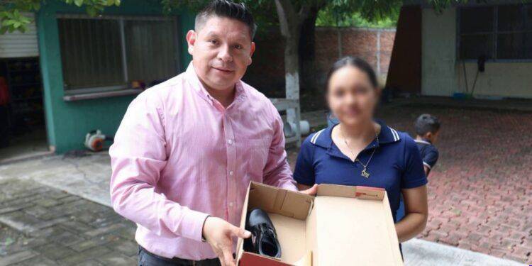 Jaime Cabrera regresa a su comunidad natal para llevar apoyos sociales y educativos