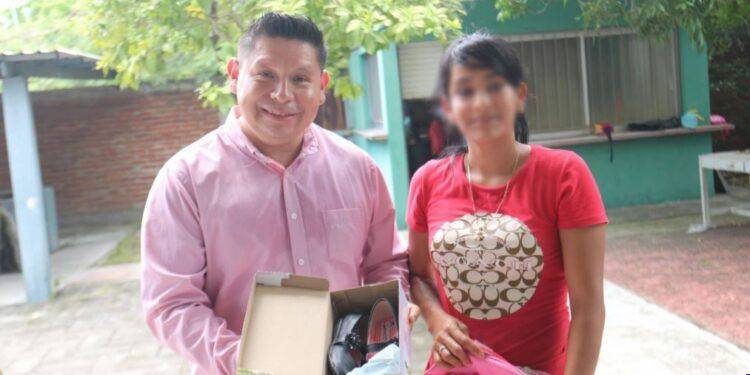 Jaime Cabrera regresa a su comunidad natal para llevar apoyos sociales y educativos