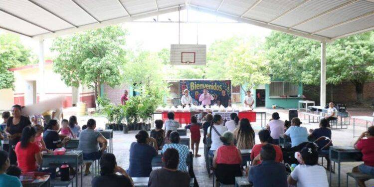 Jaime Cabrera regresa a su comunidad natal para llevar apoyos sociales y educativos
