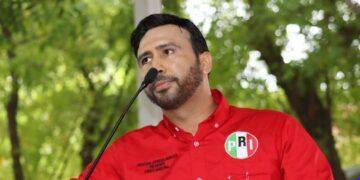 Jaime Cabrera regresa a su comunidad natal para llevar apoyos sociales y educativos
