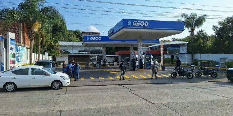 Gasolineras, blanco recurrente de la delincuencia en Michoacán: ataque armado y asalto con herido en distintos municipios