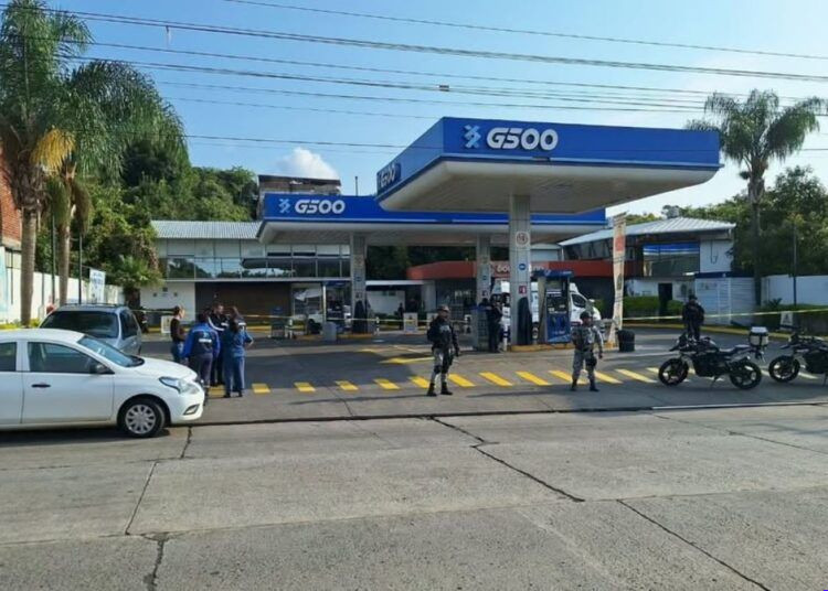 Gasolineras, blanco recurrente de la delincuencia en Michoacán: ataque armado y asalto con herido en distintos municipios