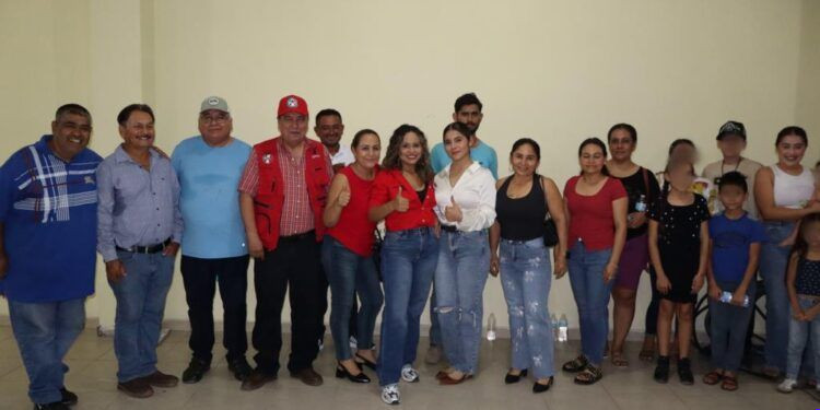 Hallan sin vida a hombre con ropa táctica y huellas de violencia en la carretera Apatzingán-Acahuato