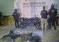 En Apatzingán: aseguran moto con número de serie borrado y arsenal de ropa táctica abandonado en la colonia Colosio
