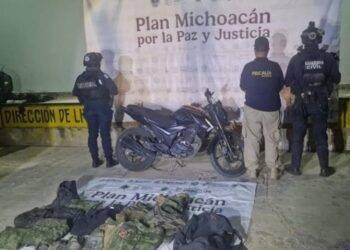 En Apatzingán: aseguran moto con número de serie borrado y arsenal de ropa táctica abandonado en la colonia Colosio