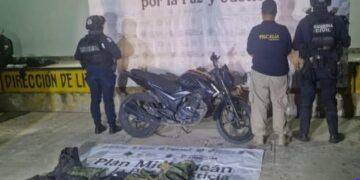 En Apatzingán: aseguran moto con número de serie borrado y arsenal de ropa táctica abandonado en la colonia Colosio