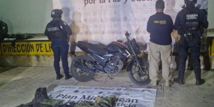 En Apatzingán: aseguran moto con número de serie borrado y arsenal de ropa táctica abandonado en la colonia Colosio