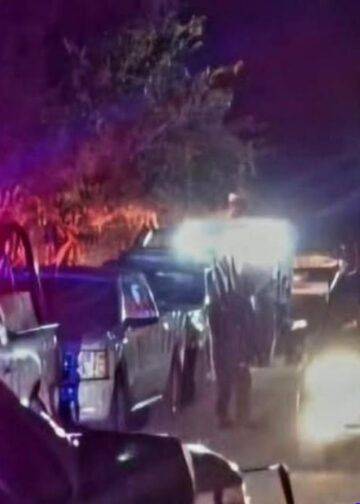 En Apatzingán: aseguran moto con número de serie borrado y arsenal de ropa táctica abandonado en la colonia Colosio