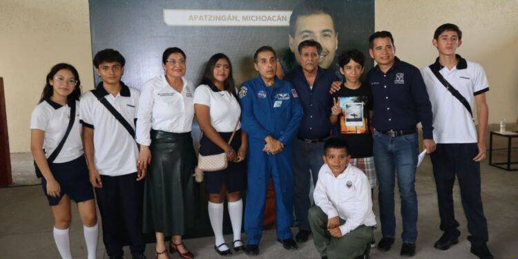De Jornalero Migrante a astronauta: José Hernández inspira a estudiantes de Apatzingán con su historia de superación