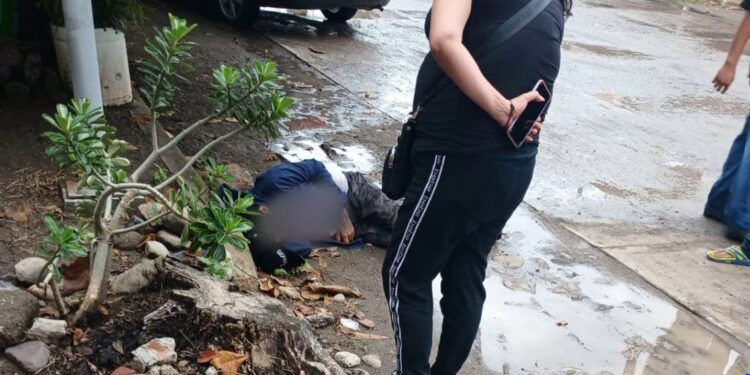 Fanny Arreola cumple a Holanda: entrega techumbre que protege del sol y la lluvia a niñas y niños de primaria