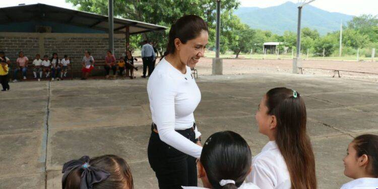 Fanny Arreola cumple a Holanda: entrega techumbre que protege del sol y la lluvia a niñas y niños de primaria