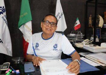 Hallan sin vida a hombre con ropa táctica y huellas de violencia en la carretera Apatzingán-Acahuato