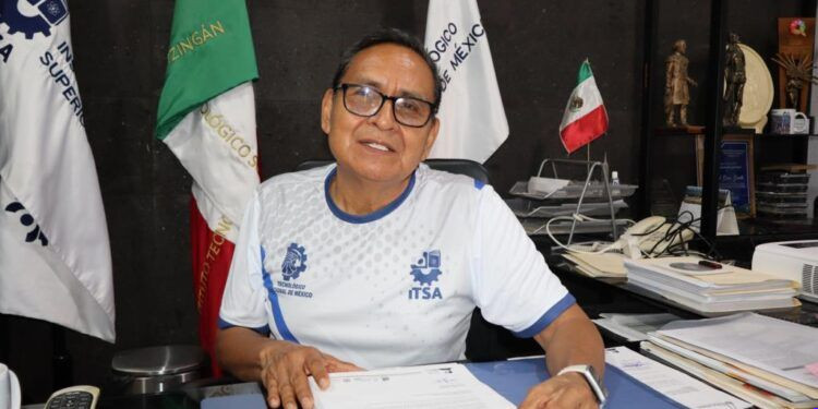 Hallan sin vida a hombre con ropa táctica y huellas de violencia en la carretera Apatzingán-Acahuato