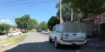 Hallan sin vida a hombre con ropa táctica y huellas de violencia en la carretera Apatzingán-Acahuato