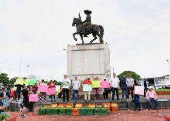 PRI encabeza protesta en Múgica en defensa de productores y empacadores cítricos; Memo Valencia acusa al gobernador de pretender despojarlos de una empacadora