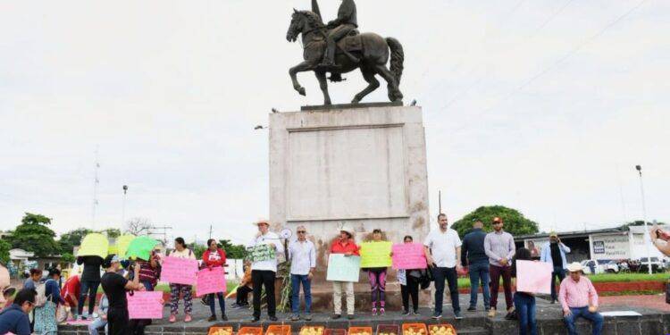 PRI encabeza protesta en Múgica en defensa de productores y empacadores cítricos; Memo Valencia acusa al gobernador de pretender despojarlos de una empacadora
