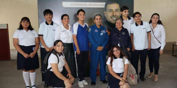 De Jornalero Migrante a astronauta: José Hernández inspira a estudiantes de Apatzingán con su historia de superación