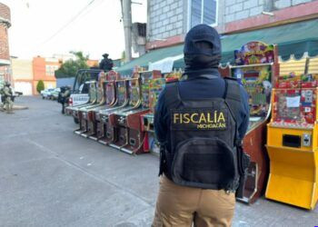 FGE ejecuta 22 cateos en Morelia y Los Reyes; asegura 154 máquinas tragamonedas y un mapache