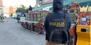 FGE ejecuta 22 cateos en Morelia y Los Reyes; asegura 154 máquinas tragamonedas y un mapache