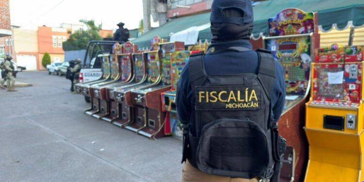 FGE ejecuta 22 cateos en Morelia y Los Reyes; asegura 154 máquinas tragamonedas y un mapache