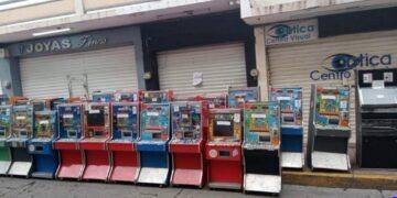 En Apatzingán: aseguran moto con número de serie borrado y arsenal de ropa táctica abandonado en la colonia Colosio