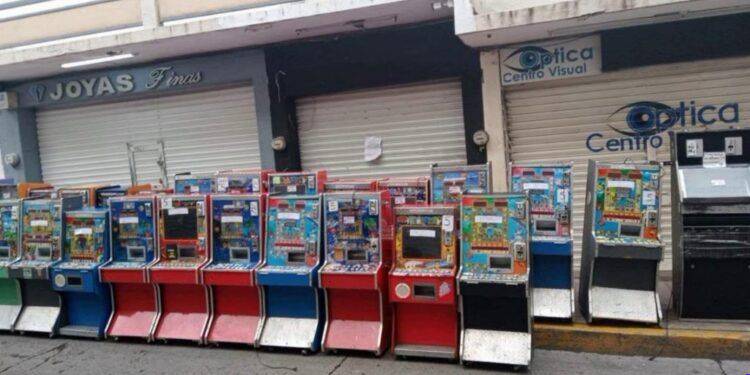 En Apatzingán: aseguran moto con número de serie borrado y arsenal de ropa táctica abandonado en la colonia Colosio